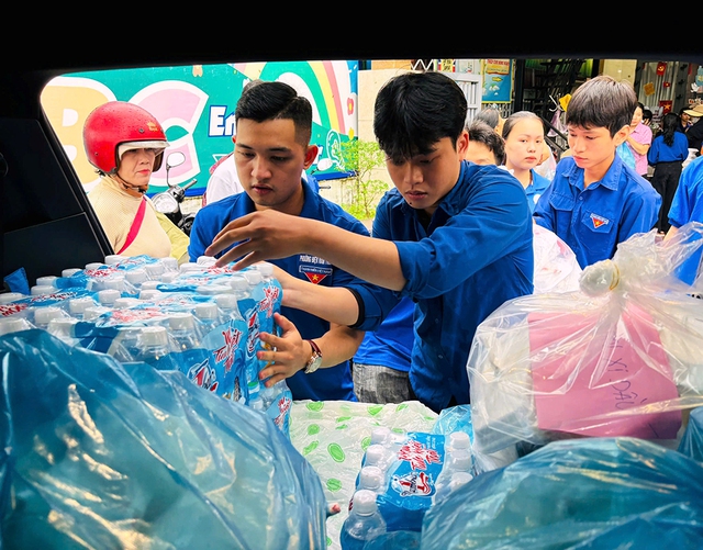 Giới trẻ Đà Nẵng xung kích hỗ trợ người dân vùng lũ vượt khó khăn - Ảnh 3. Giới trẻ Đà Nẵng xung kích hỗ trợ người dân vùng lũ vượt khó khăn - Ảnh 3.