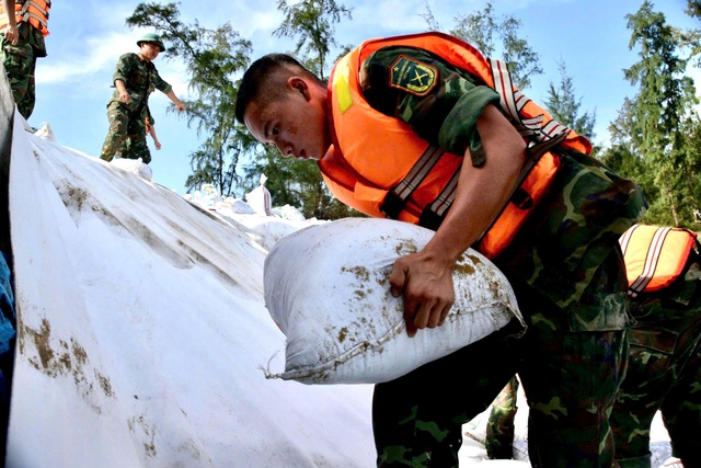 Bão Kalmaegi mạnh lên cấp 14, Bộ Quốc phòng thành lập Sở chỉ huy tiền phương  - Ảnh 1.