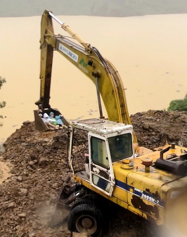 Đến với học tr&ograve; bị c&ocirc; lập do mưa lũ - Ảnh 1.