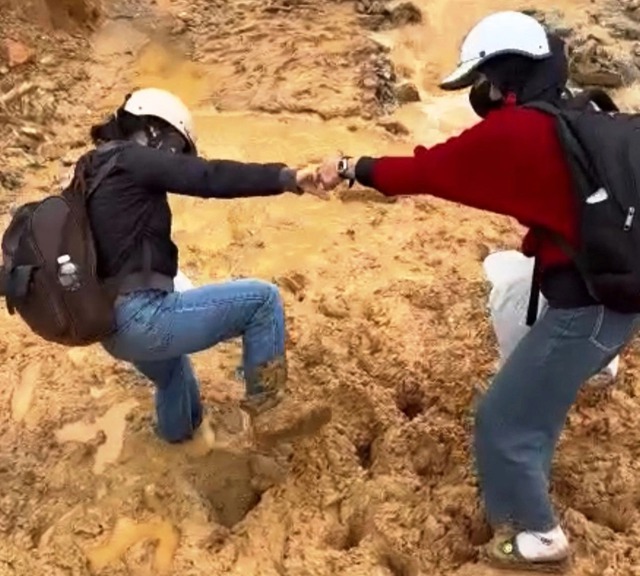 Đến với học tr&ograve; bị c&ocirc; lập do mưa lũ - Ảnh 3.