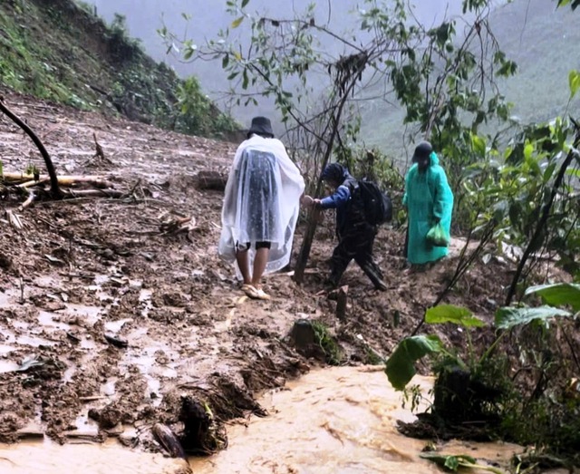 Đến với học tr&ograve; bị c&ocirc; lập do mưa lũ - Ảnh 4.