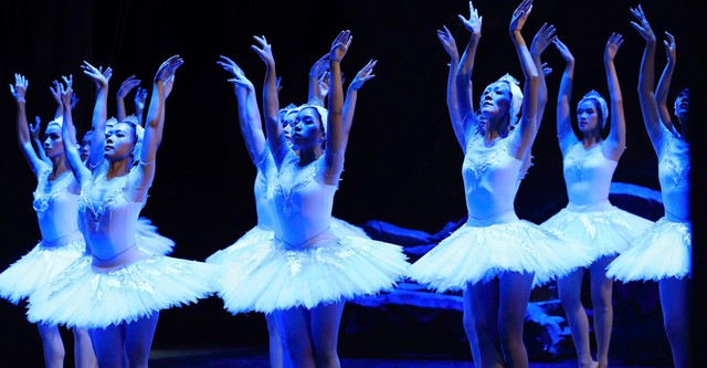 Ballet 'Hồ thiên nga' tái diễn sau 2 đêm "cháy vé"- Ảnh 1. Ballet 'Hồ thiên nga' tái diễn sau 2 đêm "cháy vé"- Ảnh 1.