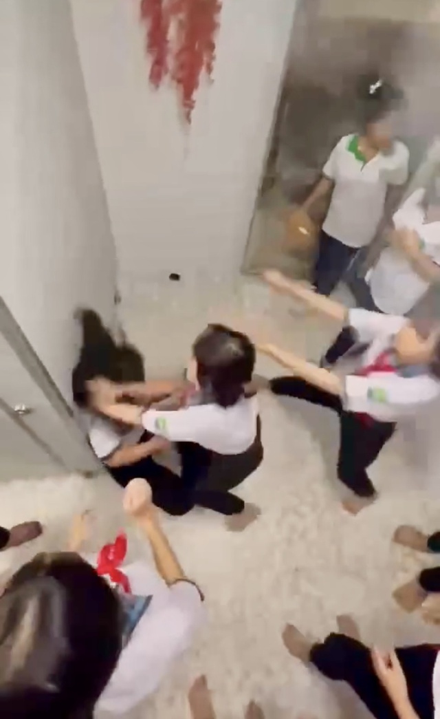 TP.HCM: Một học sinh bị bạn cùng trường đánh đa chấn thương- Ảnh 1.