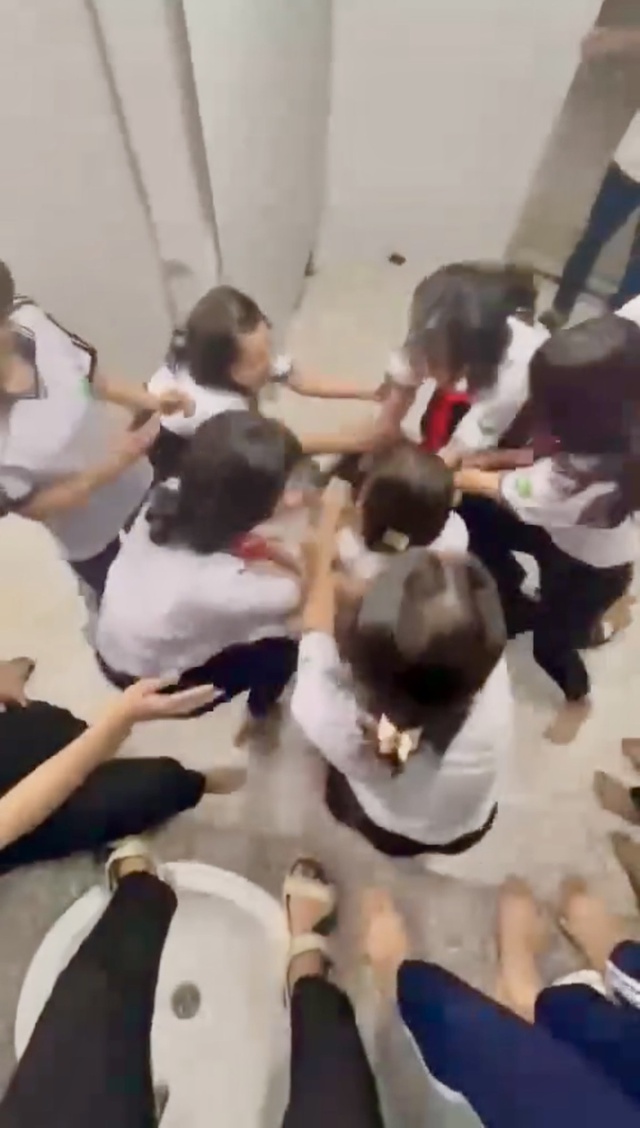 TP.HCM: Một học sinh bị bạn cùng trường đánh đa chấn thương- Ảnh 2.