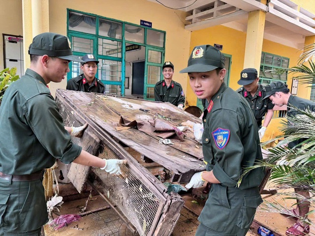 Đà Nẵng cho học sinh nghỉ học để ứng phó bão Kalmaegi - Ảnh 1.