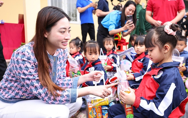 Lương thùy Linh cảm phục sự hy sinh của giáo viên vùng khó khăn tại Quảng Ninh - Ảnh 1.
