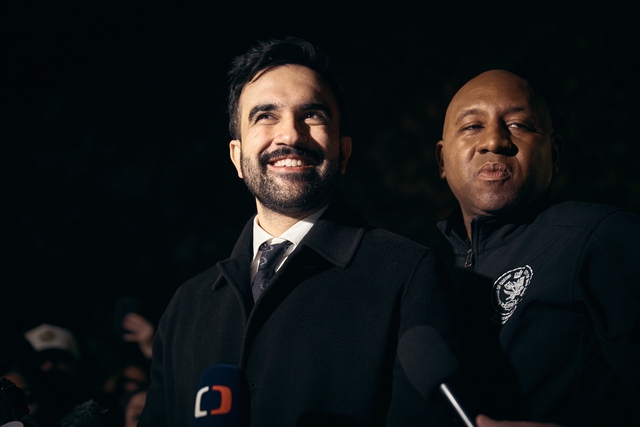 Đảng Dân chủ thắng lớn trong ngày bầu cử Mỹ, ông Trump nêu lý do - Ảnh 2.