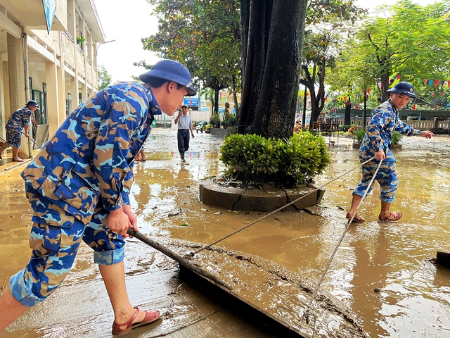 Nghỉ học kéo dài vì bão lũ, học bù ra sao? - Ảnh 1.