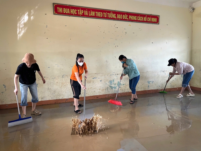 Nghỉ học kéo dài vì bão lũ, học bù ra sao? - Ảnh 2.