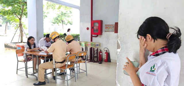 CSGT TP.HCM kiểm tra bãi xe trường học: Nhận giấy phạt 9 triệu, nữ sinh bật khóc - Ảnh 3.