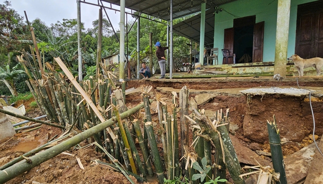 Quảng Trị: Sạt lở nguy hiểm đến nhà dân tại xã Khe Sanh - Ảnh 2.