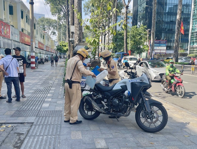 CSGT TP.HCM ra quân mạnh tay xử lý lấn chiếm lòng đường, vỉa hè - Ảnh 1.