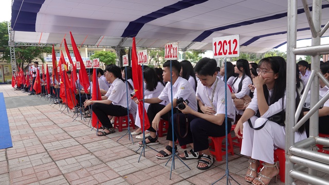 Quảng Ng&atilde;i: Học sinh nghỉ học chiều 6.11 để an to&agrave;n trước b&atilde;o Kalmaegi - Ảnh 1.