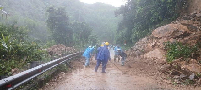TP.Huế: Thông điểm sạt lở trên đường Hồ Chí Minh nối Quảng Trị- Ảnh 3. TP.Huế: Thông điểm sạt lở trên đường Hồ Chí Minh nối Quảng Trị- Ảnh 3.