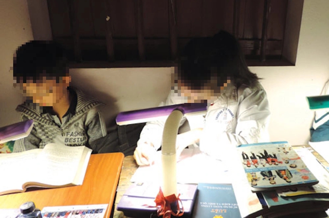 Từ 15.12, cha mẹ bị phạt đến 10 triệu nếu ép con học quá sức- Ảnh 1.