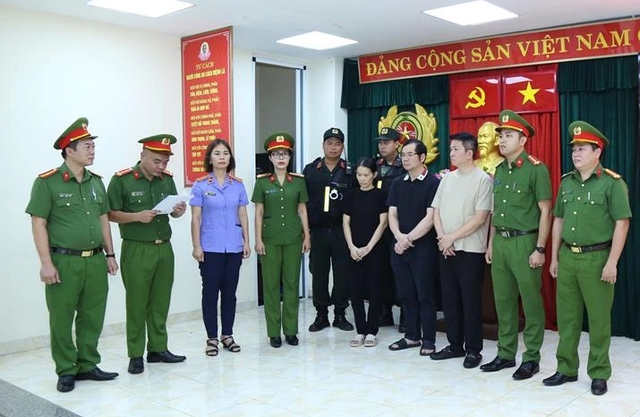 Công bố quyết định khởi tố bắt tạm giam 3 bị can (từ trái qua: Nguyễn Thị Tuyến, Đinh Văn Liên và Nguyễn Quốc Vũ). Ảnh: Công an tỉnh Đồng Nai