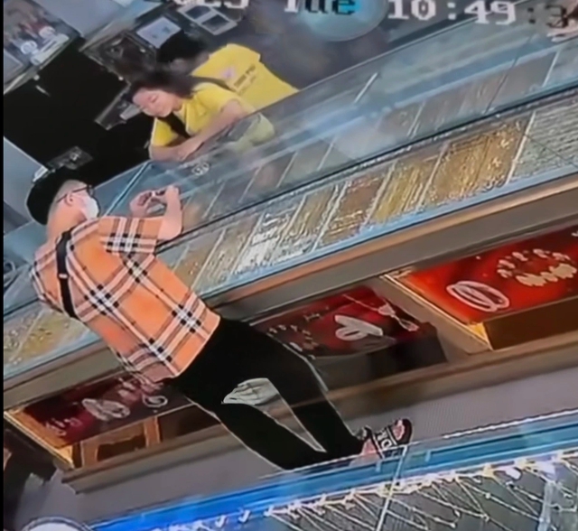 Công an TP.HCM bắt nhanh 2 kẻ cướp giật 1 lượng vàng - Ảnh 1.