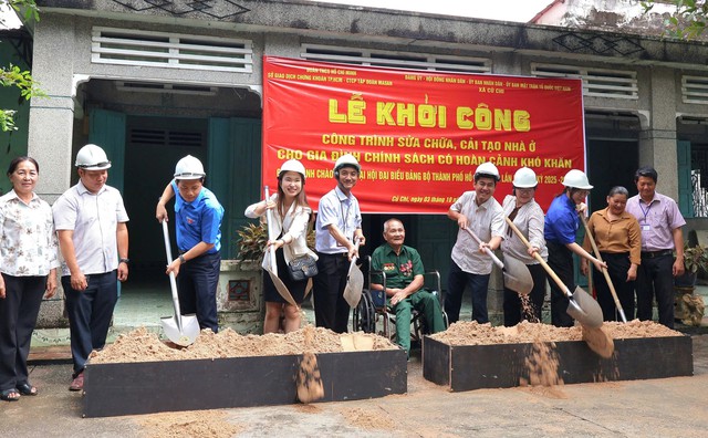 Người có công ở TP.HCM đi về nguồn bằng máy bay, ở phòng 2 triệu/ngày - Ảnh 2.