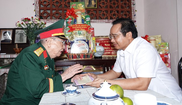 Người có công ở TP.HCM đi về nguồn bằng máy bay, ở phòng 2 triệu/ngày - Ảnh 1.