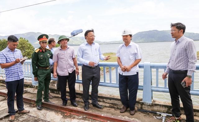 Lãnh đạo tỉnh Khánh Hòa đồng loạt kiểm tra công tác ứng phó bão số 13 Kalmaegi - Ảnh 2. Lãnh đạo tỉnh Khánh Hòa đồng loạt kiểm tra công tác ứng phó bão số 13 Kalmaegi - Ảnh 2.