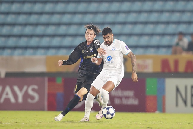 Nam Định lại thua Gamba Osaka, c&oacute; t&igrave;nh huống g&acirc;y tranh c&atilde;i: Chủ nh&agrave; mất oan phạt đền?- Ảnh 1.