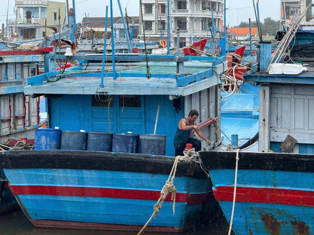 Bão số 13 Kalmaegi: Quảng Ngãi cấm tàu thuyền ra khơi từ tối nay - Ảnh 3. Bão số 13 Kalmaegi: Quảng Ngãi cấm tàu thuyền ra khơi từ tối nay - Ảnh 3.