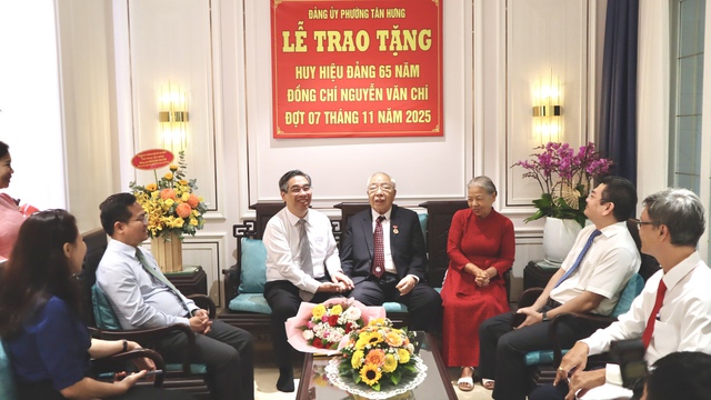 Phó bí thư Nguyễn Phước Lộc trao Huy hiệu Đảng cho nguyên Phó chủ tịch UBND TP.HCM - Ảnh 3.