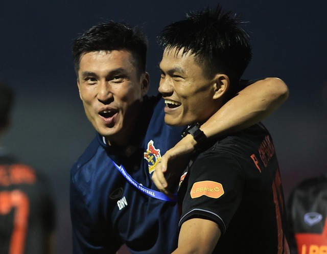 'G&agrave; son' của thầy Kim lập c&ocirc;ng, CLB Ninh B&igrave;nh đ&aacute;nh bại SLNA trong nghẹt thở - Ảnh 1.