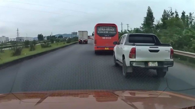 Xe khách lạng lách, đánh võng chèn đường xe bán tải trên quốc lộ - Ảnh 1.