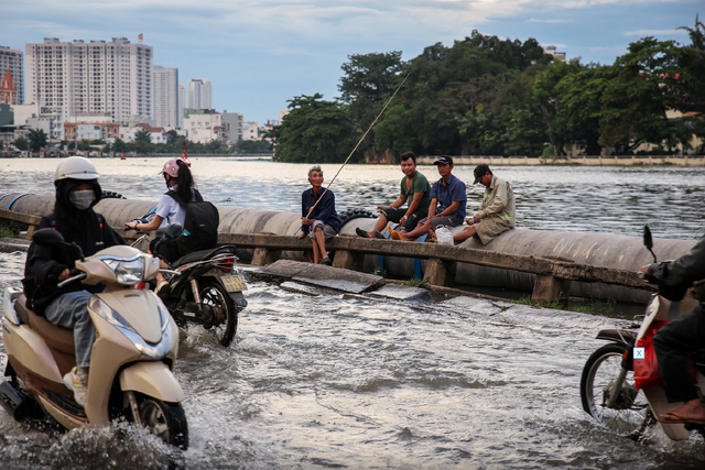 Cảnh báo mưa lớn, mưa đá cục bộ ở nhiều phường, xã TP.HCM tối nay - Ảnh 2.
