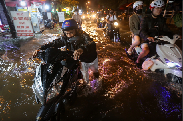 Cảnh báo mưa lớn, mưa đá cục bộ ở nhiều phường, xã TP.HCM tối nay - Ảnh 1.