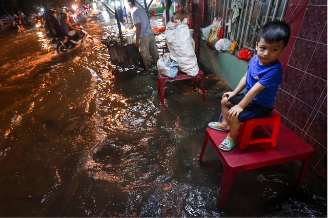 Thời tiết TP.HCM: Mưa lớn do bão Kalmaegi, triều cường gây ngập nặng nhiều phường - Ảnh 3.
