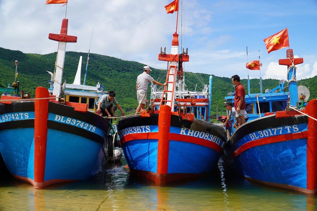 Khánh Hòa: Buộc sơ tán người nuôi trồng thuỷ sản vào bờ tránh bão số 13- Ảnh 1.