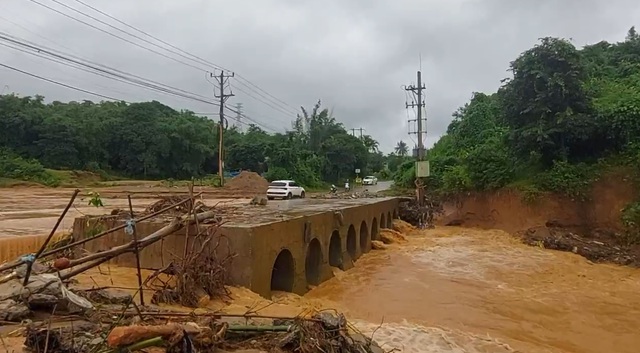 Quảng Trị yêu cầu chủ dự án điện gió tháo dỡ cầu tạm trong 10 ngày tới - Ảnh 1. Quảng Trị yêu cầu chủ dự án điện gió tháo dỡ cầu tạm trong 10 ngày tới - Ảnh 1.