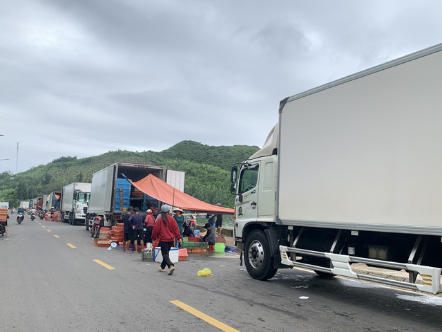 Ứng phó bão số 13 Kalmaegi: Thủ phủ tôm hùm vịnh Xuân Đài 'chạy đua' với bão - Ảnh 4.