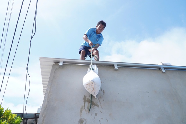 Trước giờ bão số 13 Kalmaegi đổ bộ, người dân ven biển chạy đua với thời gian - Ảnh 1. Trước giờ bão số 13 Kalmaegi đổ bộ, người dân ven biển chạy đua với thời gian - Ảnh 1.