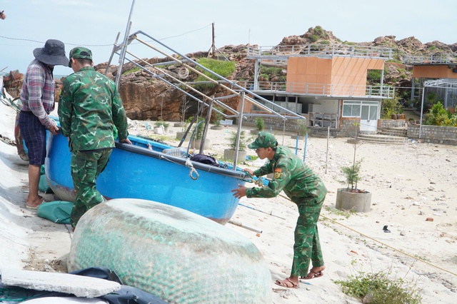 Trước giờ bão số 13 Kalmaegi đổ bộ, người dân ven biển chạy đua với thời gian - Ảnh 3. Trước giờ bão số 13 Kalmaegi đổ bộ, người dân ven biển chạy đua với thời gian - Ảnh 3.