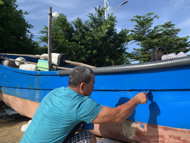 Ngư dân Đắk Lắk chủ động thuê xe cẩu kéo thuyền lên bờ để tránh bão Kalmaegi - Ảnh 4.