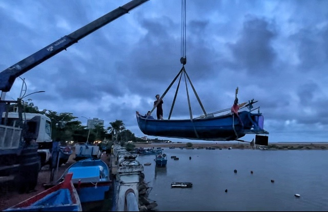 Ngư dân Đắk Lắk chủ động thuê xe cẩu kéo thuyền lên bờ để tránh bão Kalmaegi - Ảnh 2.