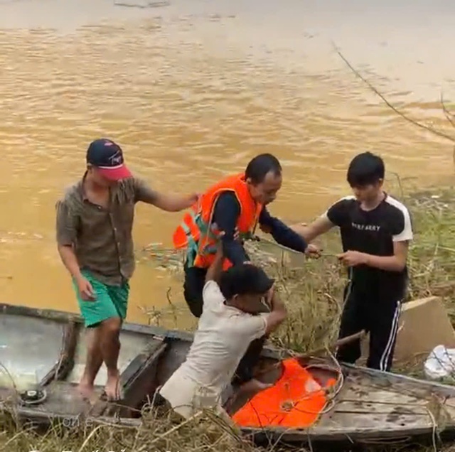 Khoảnh khắc 'người hùng' liều mình lao xuống dòng nước lũ cuồn cuộn cứu người đàn ông - Ảnh 4.