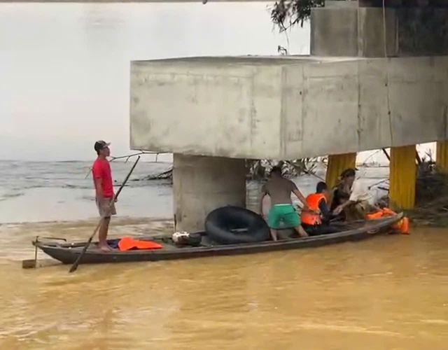 Khoảnh khắc 'người hùng' liều mình lao xuống dòng nước lũ cuồn cuộn cứu người đàn ông - Ảnh 3.