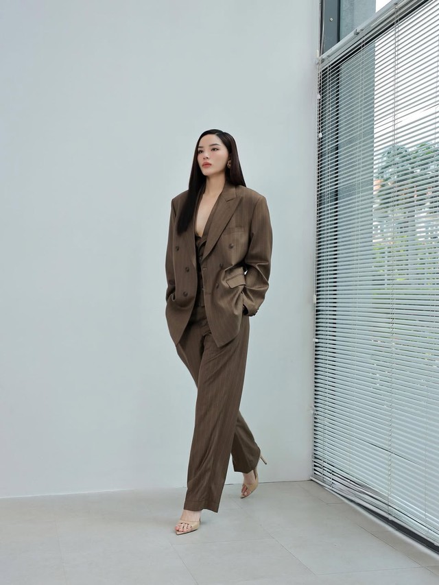 Quần tây cạp cao, thách thức mọi phong thái, thu hút mọi ánh nhìn- Ảnh 1.