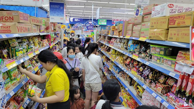 Saigon Co.op giảm sâu thực phẩm thiết yếu, san sẻ cùng người dân miền Trung trước bão - Ảnh 1.