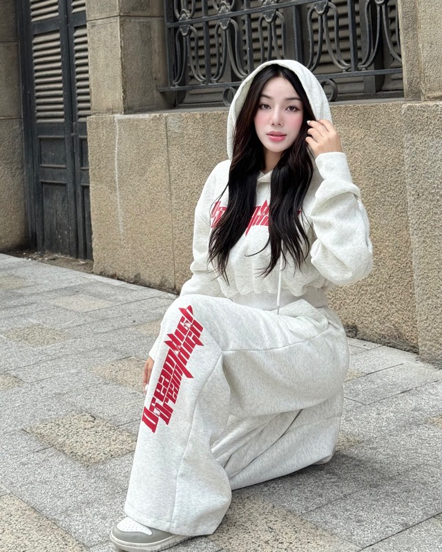 Khi sự thoải mái chạm đến đỉnh cao phong cách với áo hoodie- Ảnh 1. Khi sự thoải mái chạm đến đỉnh cao phong cách với áo hoodie- Ảnh 1.