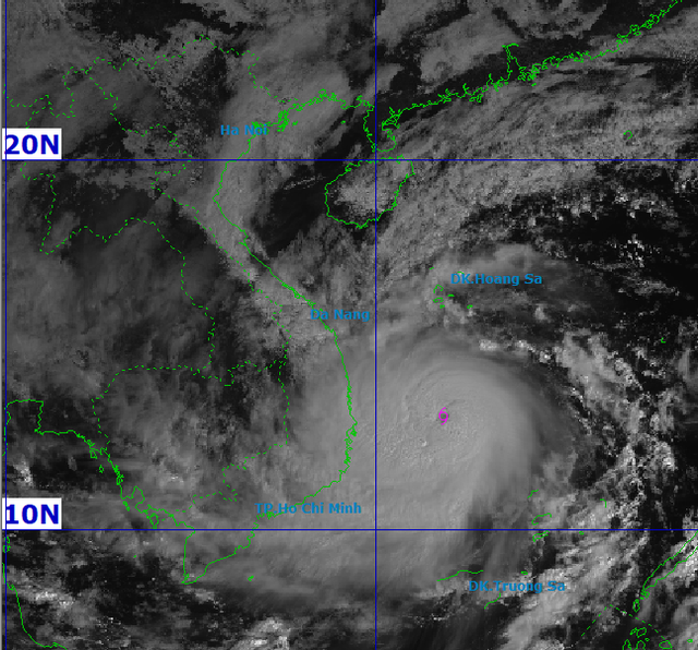 Bão số 13 Kalmaegi đi chậm lại, mắt bão hình thành gần miền Trung - Ảnh 1. Bão số 13 Kalmaegi đi chậm lại, mắt bão hình thành gần miền Trung - Ảnh 1.
