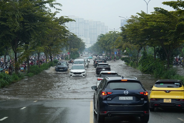 Triều cường ở TP.HCM có thể vượt lịch sử, dâng cao kỷ lục ngày 6 - 7.11- Ảnh 3. Triều cường ở TP.HCM có thể vượt lịch sử, dâng cao kỷ lục ngày 6 - 7.11- Ảnh 3.