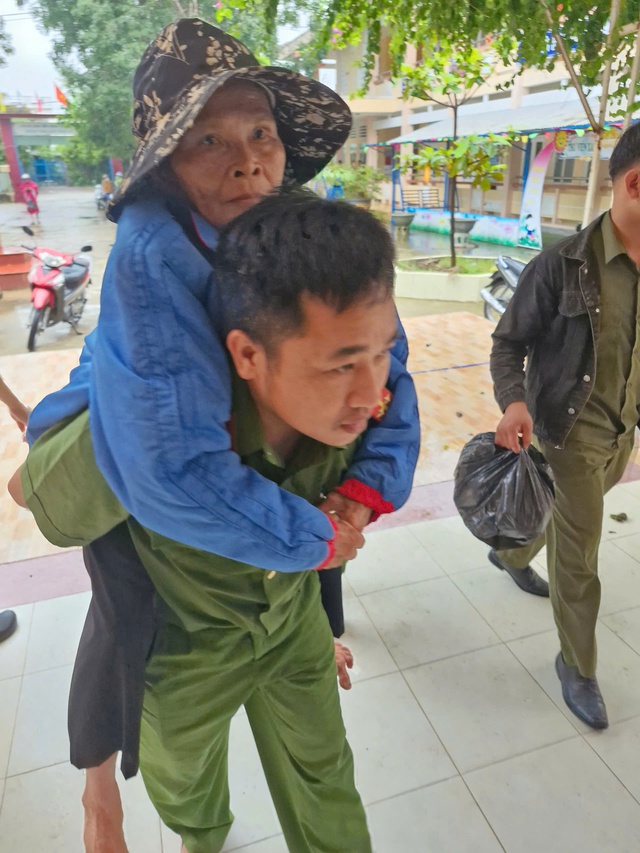 Đo&agrave;n vi&ecirc;n thanh ni&ecirc;n Gia Lai hỗ trợ người d&acirc;n ph&ograve;ng , chống b&atilde;o Kalmaegi an to&agrave;n - Ảnh 6.