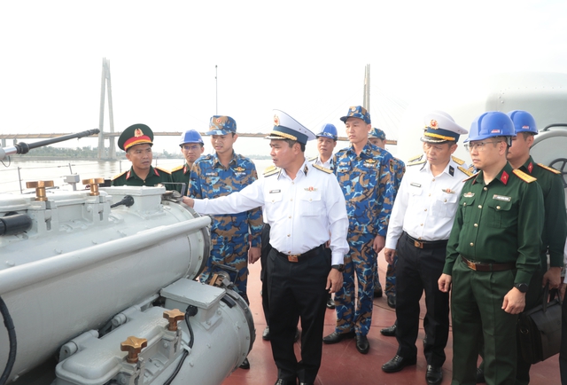 Phó tư lệnh Hải quân kiểm tra tàu hộ vệ săn ngầm 20- Ảnh 1. Phó tư lệnh Hải quân kiểm tra tàu hộ vệ săn ngầm 20- Ảnh 1.