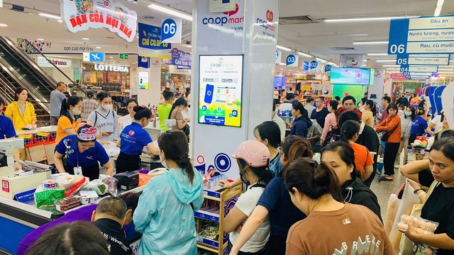 Saigon Co.op giảm sâu thực phẩm thiết yếu, san sẻ cùng người dân miền Trung trước bão - Ảnh 3.