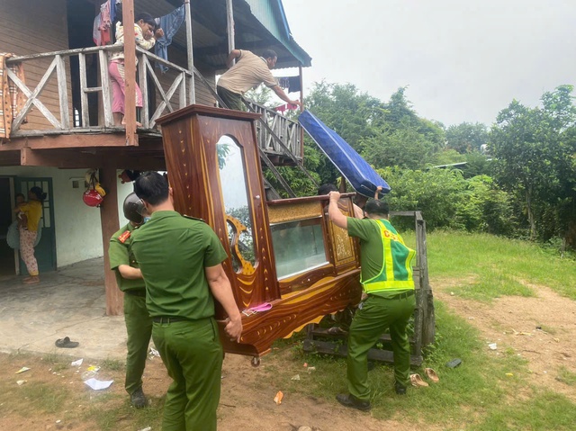 Đo&agrave;n vi&ecirc;n thanh ni&ecirc;n Gia Lai hỗ trợ người d&acirc;n ph&ograve;ng , chống b&atilde;o Kalmaegi an to&agrave;n - Ảnh 1.